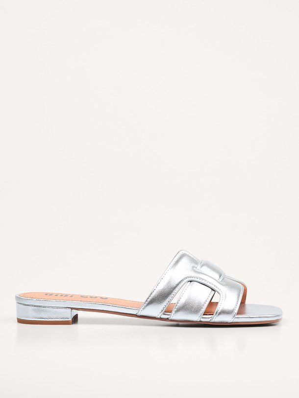 Ontdek de Holly lederen metallic slippers van Bibi Lou in de kleur Zilverkleur bij Orangebag. Op werkdagen voor 21:45 besteld, morgen in huis.
