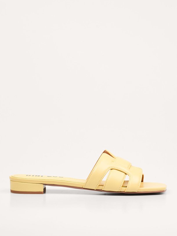 Ontdek de Holly lederen slippers van Bibi Lou in de kleur Geel bij Orangebag. Op werkdagen voor 21:45 besteld, morgen in huis.