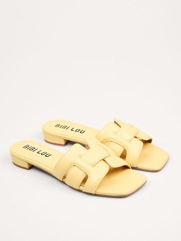 Ontdek de Holly lederen slippers van Bibi Lou in de kleur Geel bij Orangebag. Op werkdagen voor 21:45 besteld, morgen in huis.