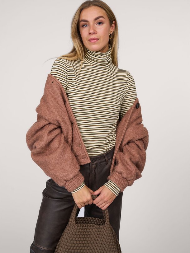 Ontdek de Carmelite jersey gestreepte top met col van Frnch in de kleur crème bij Orangebag. Op werkdagen voor 21:45 besteld, morgen in huis.