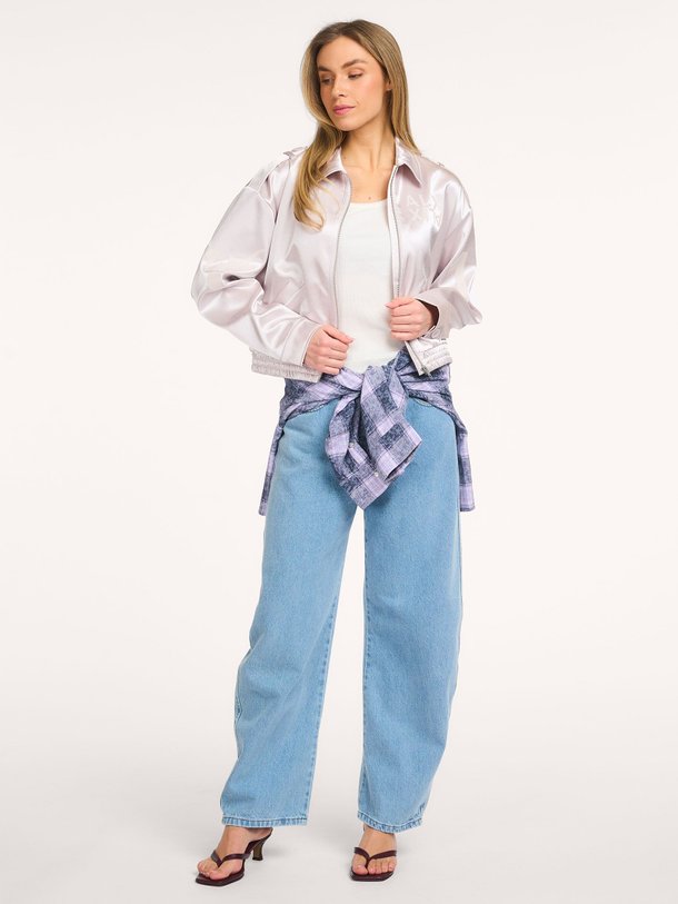 Ontdek de Geweven bomberjack met print van Alix The Label in de kleur Zilverkleur bij Orangebag. Op werkdagen voor 21:45 besteld, morgen in huis.