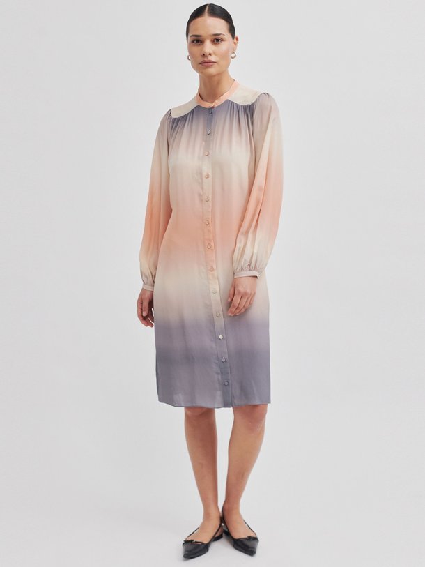 Ontdek de Anara viscose doorknoop jurk van Second Female in de kleur perzik bij Orangebag. Op werkdagen voor 21:45 besteld, morgen in huis.