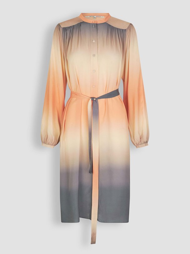 Ontdek de Anara viscose doorknoop jurk van Second Female in de kleur perzik bij Orangebag. Op werkdagen voor 21:45 besteld, morgen in huis.