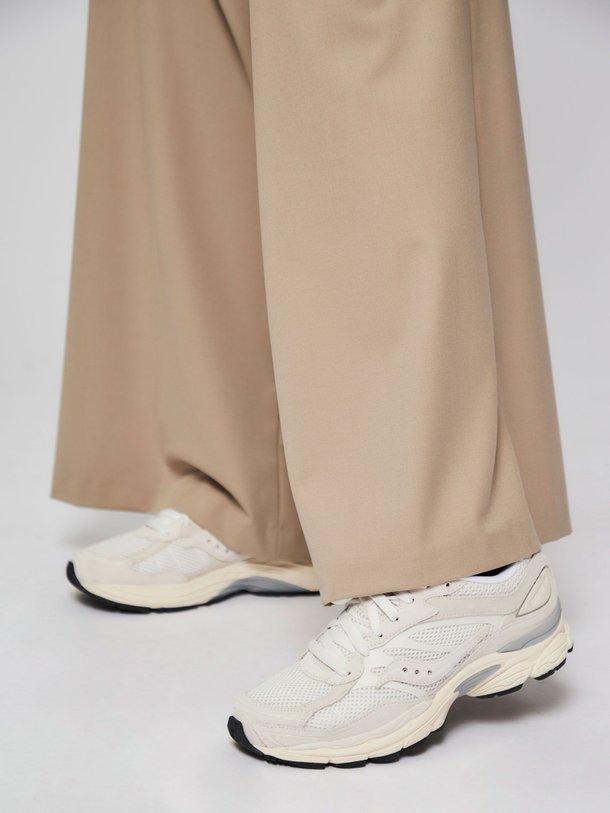 Ontdek de Progrid Omni suède sneakers van Saucony in de kleur wit bij Orangebag. Op werkdagen voor 21:45 besteld, morgen in huis.