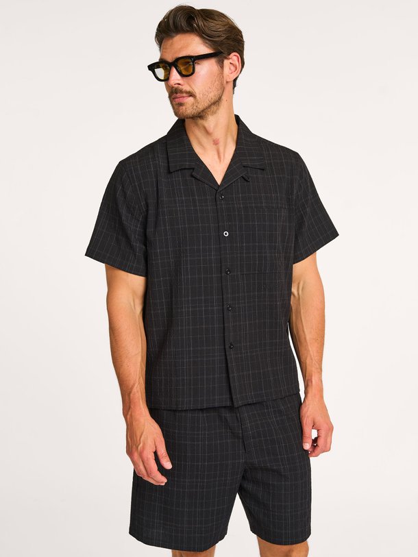 Ontdek de Geweven overhemd met dessin van OLAF in de kleur zwart bij Orangebag. Op werkdagen voor 21:45 besteld, morgen in huis.