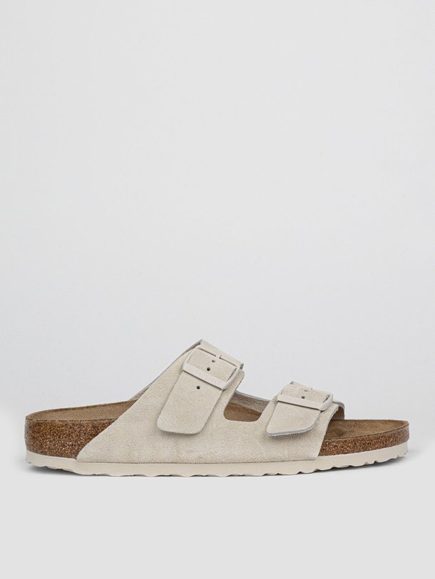 Ontdek de Arizona suède big buckle slippers van Birkenstock in de kleur off-white bij Orangebag. Op werkdagen voor 21:45 besteld, morgen in huis.