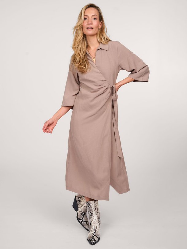 Ontdek de Sahani linnenmix overslag jurk van Samsoe Samsoe in de kleur bruin bij Orangebag. Op werkdagen voor 21:45 besteld, morgen in huis.