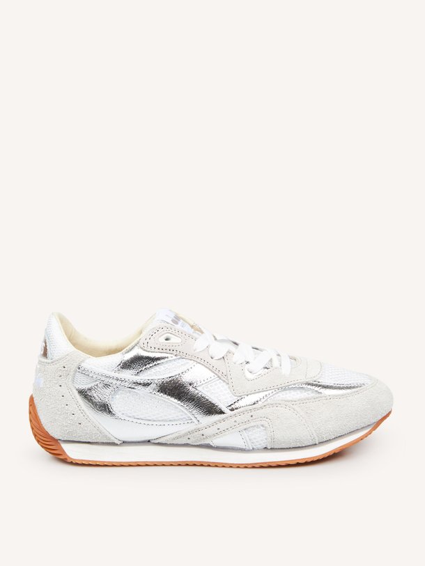 Ontdek de Equipe suède metallic sneakers van Diadora in de kleur Zilverkleur bij Orangebag. Op werkdagen voor 21:45 besteld, morgen in huis.
