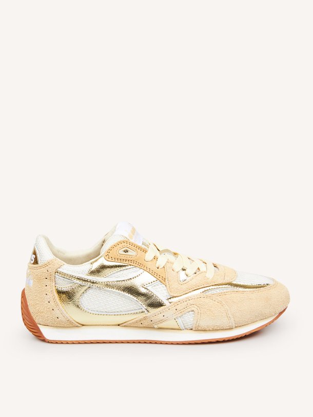 Ontdek de Equipe suède metallic sneakers van Diadora in de kleur Goudkleur bij Orangebag. Op werkdagen voor 21:45 besteld, morgen in huis.