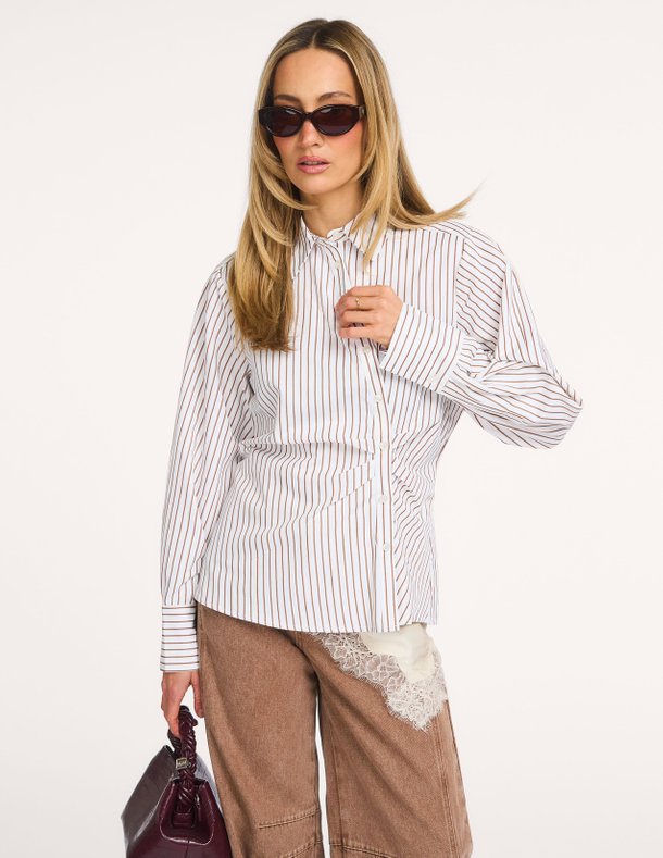 Ontdek de Elmira katoenmix gestreepte blouse van Karen By Simonsen in de kleur Bruin bij Orangebag. Op werkdagen voor 21:45 besteld, morgen in huis.