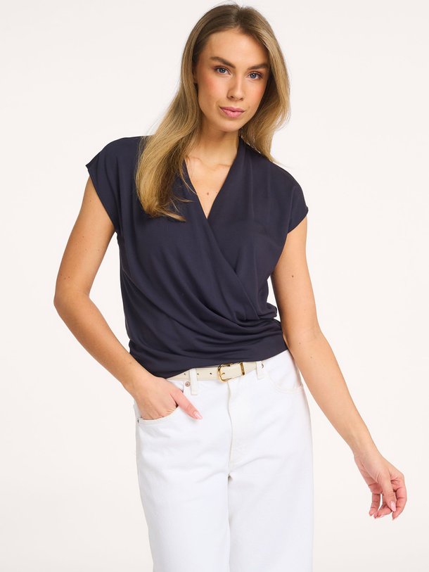 Ontdek de Jet jersey top van Knit-ted in de kleur Donkerblauw bij Orangebag. Op werkdagen voor 21:45 besteld, morgen in huis.