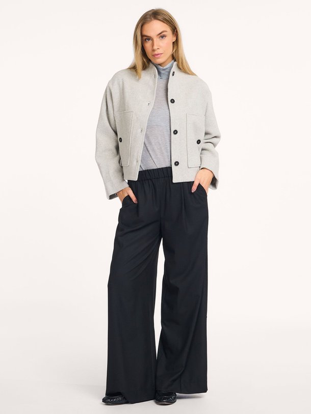 Ontdek de Phillip viscosemix wide leg broek van Ruby Tuesday in de kleur zwart bij Orangebag. Op werkdagen voor 21:45 besteld, morgen in huis.