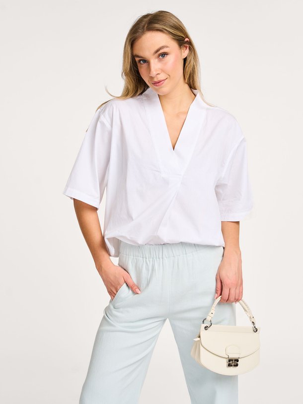 Ontdek de Owen katoenen poplin top van By-Bar in de kleur wit bij Orangebag. Op werkdagen voor 21:45 besteld, morgen in huis.