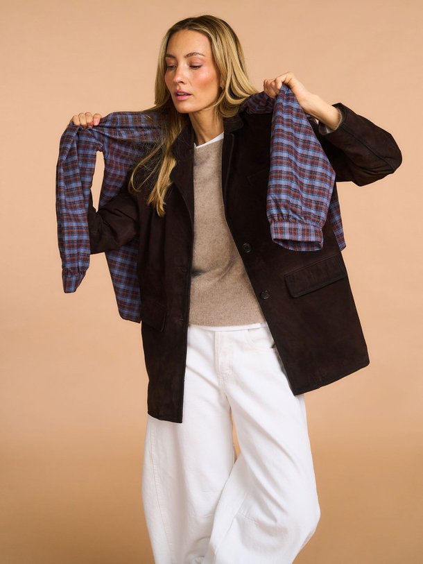 Ontdek de Jill suède blazer van Alter Ego in de kleur Donkerbruin bij Orangebag. Op werkdagen voor 21:45 besteld, morgen in huis.