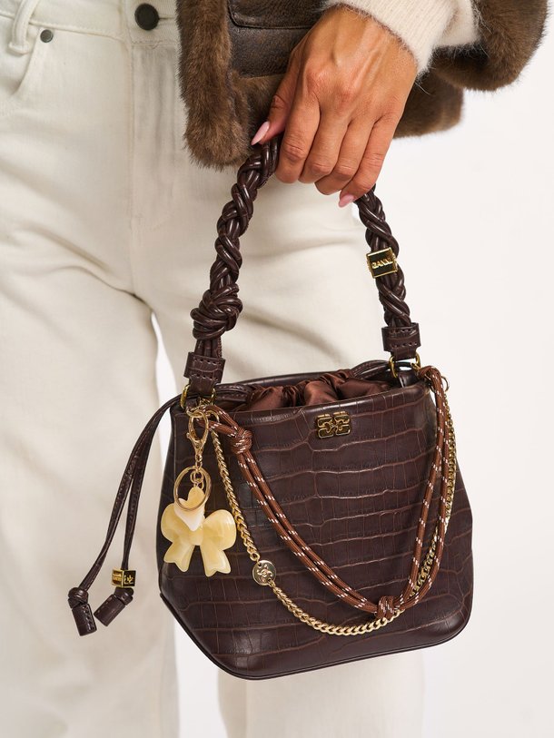 Ontdek de Nate bag charm van Bow19 in de kleur bruin bij Orangebag. Op werkdagen voor 21:45 besteld, morgen in huis.