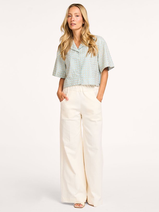 Ontdek de Katoenen blouse met borduursel van Greek Archaic Kori in de kleur lichtblauw bij Orangebag. Op werkdagen voor 21:45 besteld, morgen in huis.