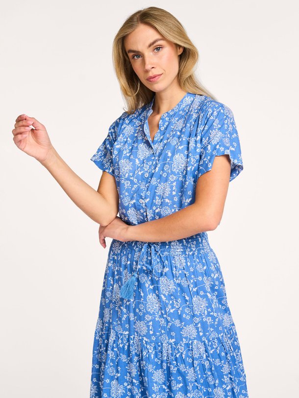 Ontdek de Mya katoenen blouse met print van Lollys Laundry in de kleur blauw bij Orangebag. Op werkdagen voor 21:45 besteld, morgen in huis.