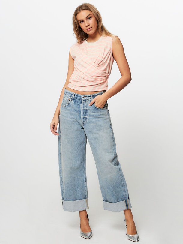 Ontdek de Jaliyah organic cotton gestreepte top van Baum und Pferdgarten in de kleur perzik bij Orangebag. Op werkdagen voor 21:45 besteld, morgen in huis.