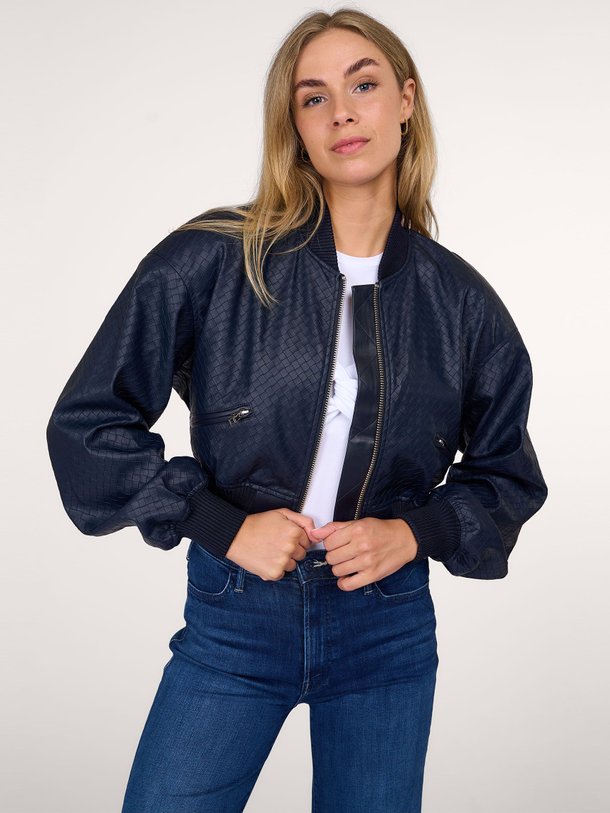 Ontdek de Geweven cropped bomberjack van Rotate Birger Christensen in de kleur donkerblauw bij Orangebag. Op werkdagen voor 21:45 besteld, morgen in huis.