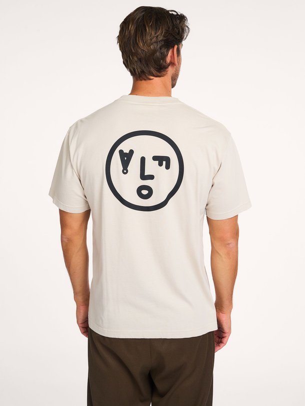 Ontdek de katoenen logo T-shirt van OLAF in de kleur zand bij Orangebag. Op werkdagen voor 21:45 besteld, morgen in huis.