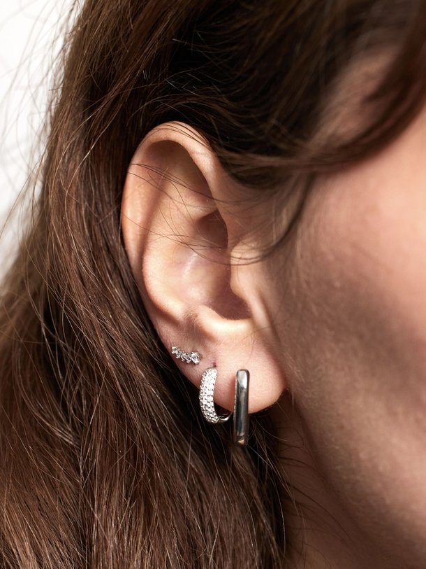 Ontdek de Zilveren oorstekers met strass van Ellen Beekmans in de kleur Zilverkleur bij Orangebag. Op werkdagen voor 21:45 besteld, morgen in huis.