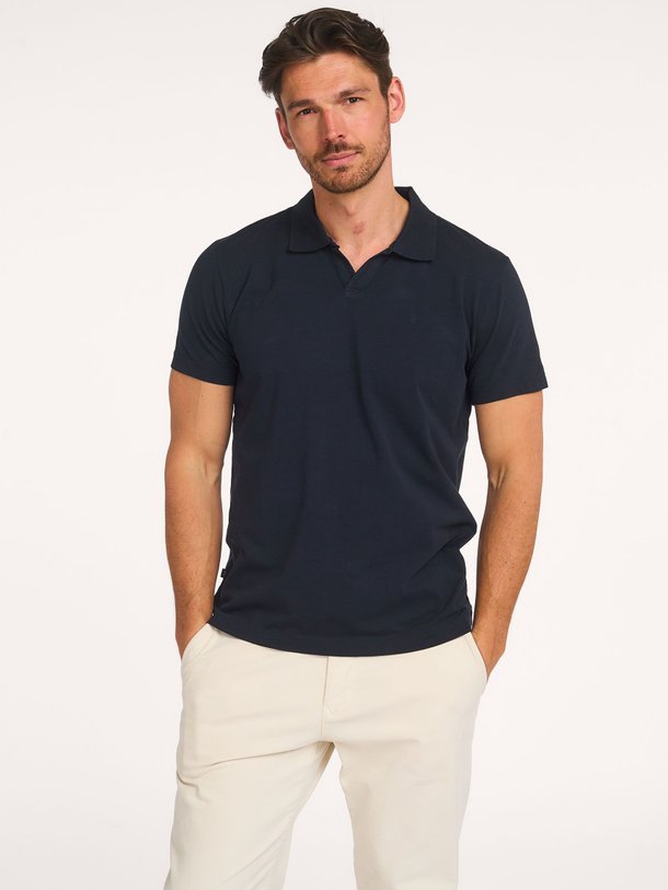 Ontdek de Daley katoenen piqué polo van Wahts in de kleur Donkerblauw bij Orangebag. Op werkdagen voor 21:45 besteld, morgen in huis.