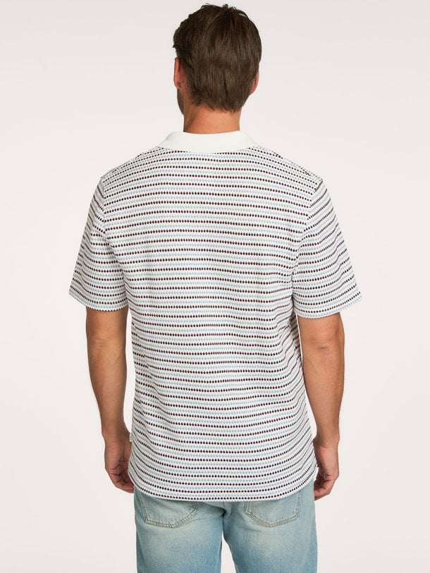Ontdek de Knitted Stripe Polo van Les Deux bij Orangebag. Op werkdagen voor 21:45 besteld, morgen in huis.