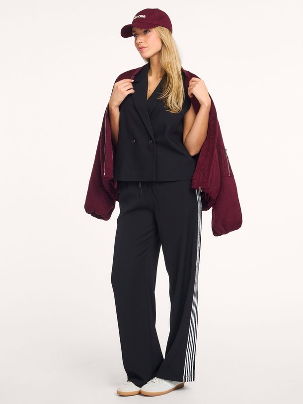 Ontdek de Tinnie jersey broek van Modstrom in de kleur Zwart bij Orangebag. Op werkdagen voor 21:45 besteld, morgen in huis.