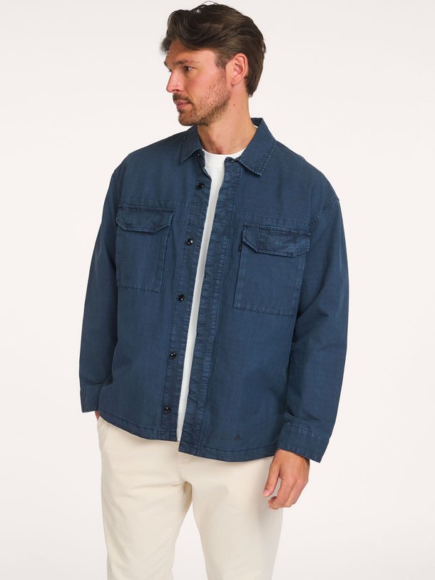 Ontdek de Dan katoenmix overshirt van Butcher of Blue in de kleur Blauw bij Orangebag. Op werkdagen voor 21:45 besteld, morgen in huis.