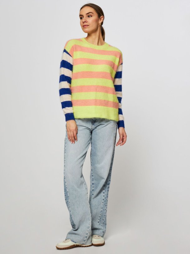 Ontdek de Datyse angoramix trui met gestreept dessin van Bellerose in de kleur geel bij Orangebag. Op werkdagen voor 21:45 besteld, morgen in huis.