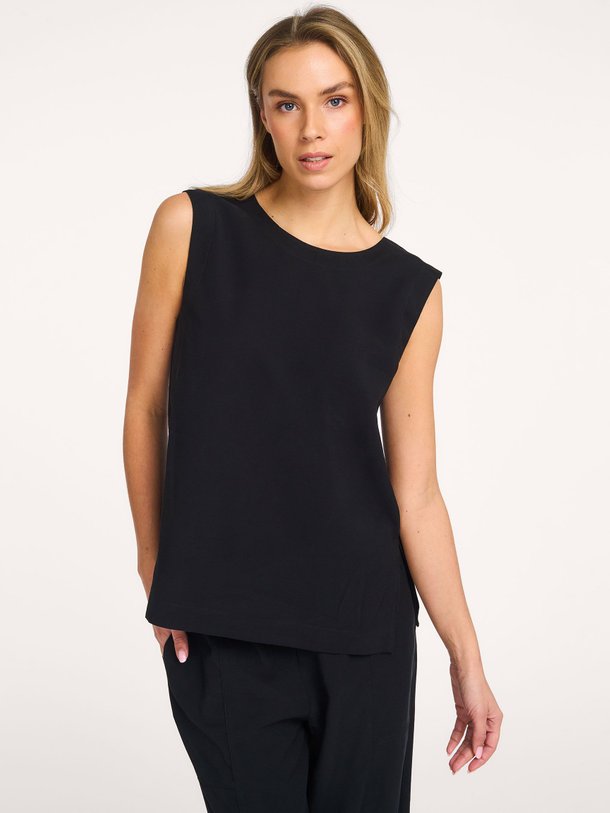 Ontdek de Liv viscosemix top van Knit-ted in de kleur Zwart bij Orangebag. Op werkdagen voor 21:45 besteld, morgen in huis.