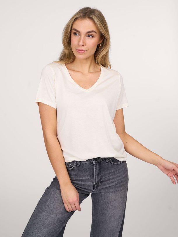 Ontdek de M296 Katoenmix slub top van Majestic Filatures in de kleur ecru bij Orangebag. Op werkdagen voor 21:45 besteld, morgen in huis.