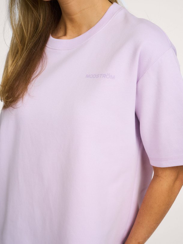 Ontdek de Aifa organic cotton T--shirt met print van Modstrom in de kleur Lavendel bij Orangebag. Op werkdagen voor 21:45 besteld, morgen in huis.