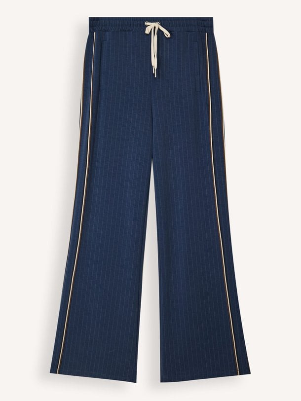Ontdek de Modalmix krijtstreep scuba broek van Summum in de kleur Donkerblauw bij Orangebag. Op werkdagen voor 21:45 besteld, morgen in huis.