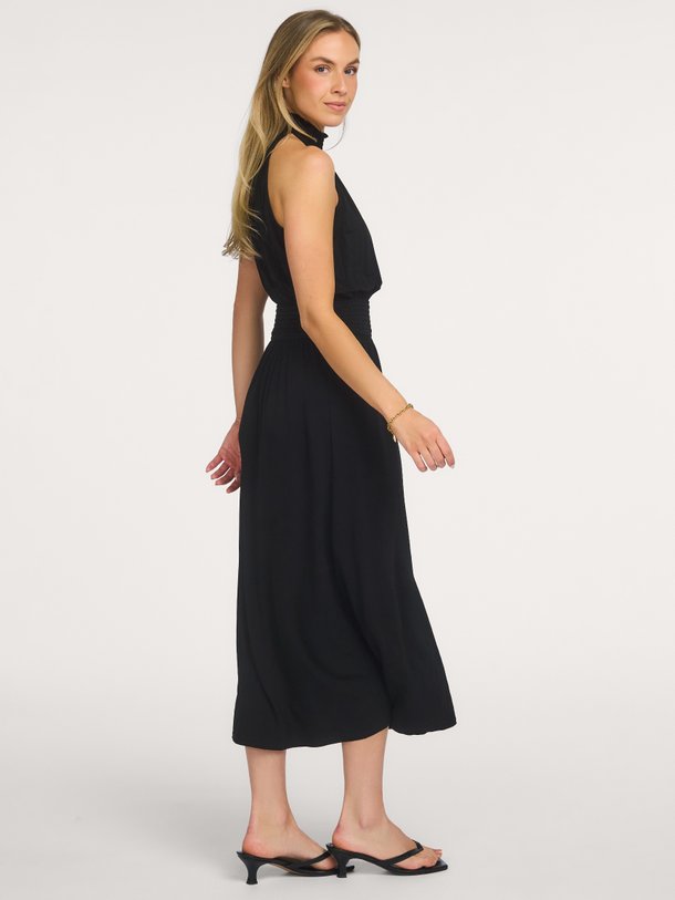 Ontdek de Saumi viscosemix maxi jurk van Samsoe Samsoe in de kleur Zwart bij Orangebag. Op werkdagen voor 21:45 besteld, morgen in huis.