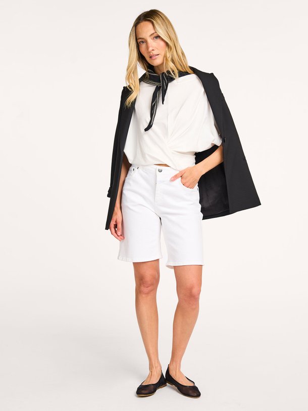 Ontdek de Jinnie mid waist straight fit short van Closed in de kleur wit bij Orangebag. Op werkdagen voor 21:45 besteld, morgen in huis.