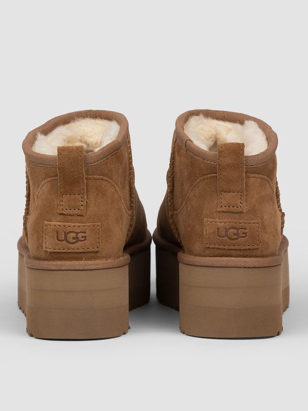 Ontdek de Classic ultra mini plateau enkellaarzen van Ugg in de kleur cognac bij Orangebag. Op werkdagen voor 21:45 besteld, morgen in huis.