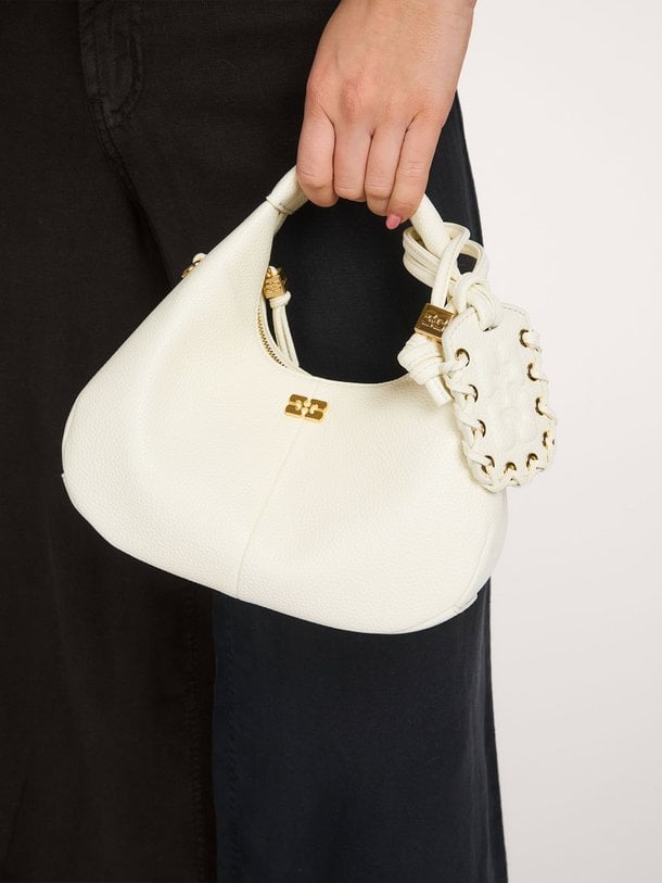 Ontdek de Hobo mini leatherlook schouder-/handtas van Ganni in de kleur Off-white bij Orangebag. Op werkdagen voor 21:45 besteld, morgen in huis.