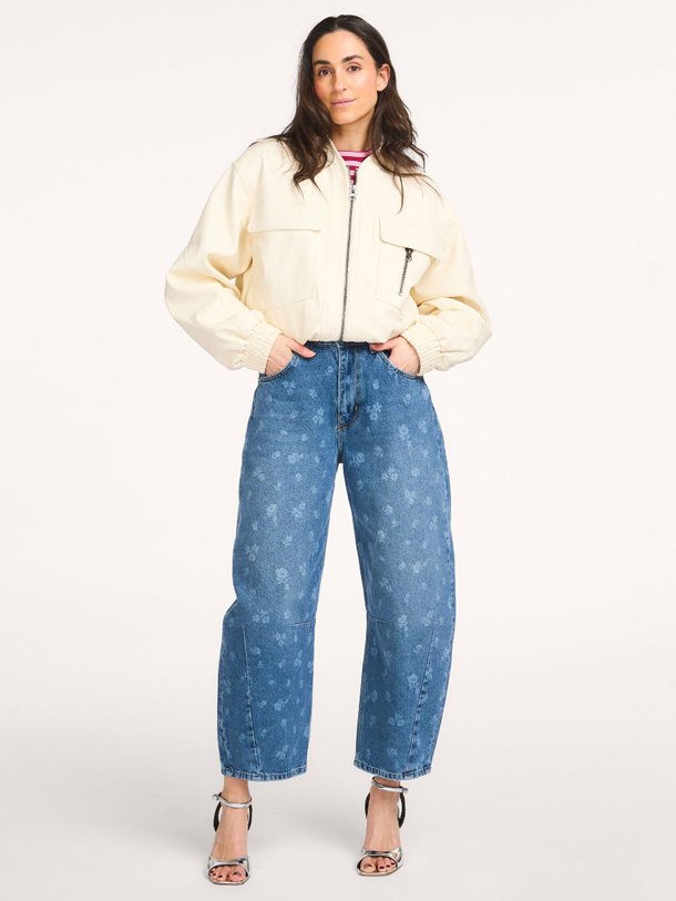 Ontdek de Jalapeno leatherlook jack van Essentiel Antwerp in de kleur Off-white bij Orangebag. Op werkdagen voor 21:45 besteld, morgen in huis.