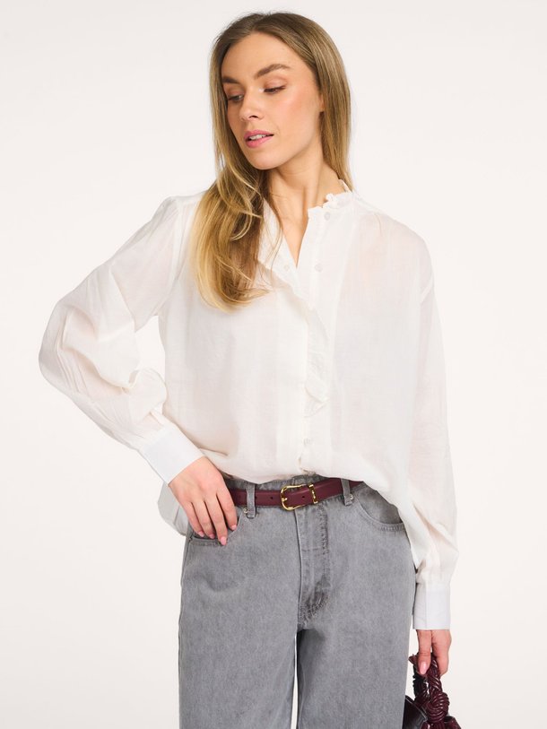 Ontdek de Edna katoenen blouse van Sofie Schnoor in de kleur Off-white bij Orangebag. Op werkdagen voor 21:45 besteld, morgen in huis.