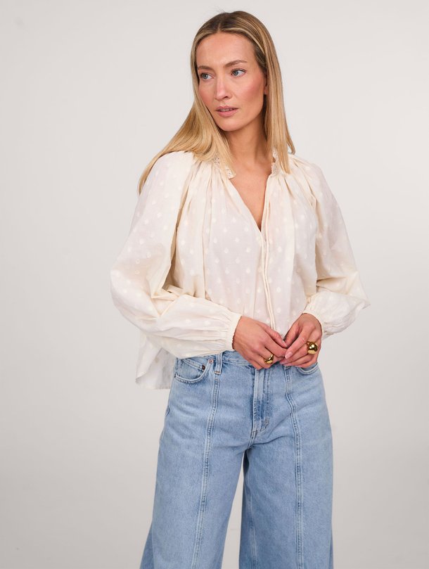 Ontdek de Ada katoenen blouse van Ulla Johnson in de kleur off-white bij Orangebag. Op werkdagen voor 21:45 besteld, morgen in huis.
