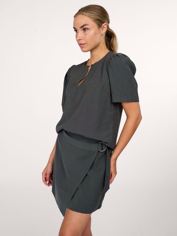 Ontdek de Fanya viscosemix overslag rok van Modstrom in de kleur donkergroen bij Orangebag. Op werkdagen voor 21:45 besteld, morgen in huis.