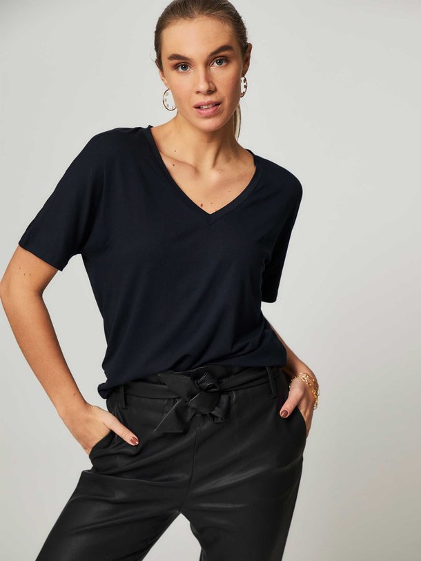 Ontdek de M001 Soft Touch viscosemix jersey top van Majestic Filatures in de kleur donkerblauw bij Orangebag. Op werkdagen voor 21:45 besteld, morgen in huis.