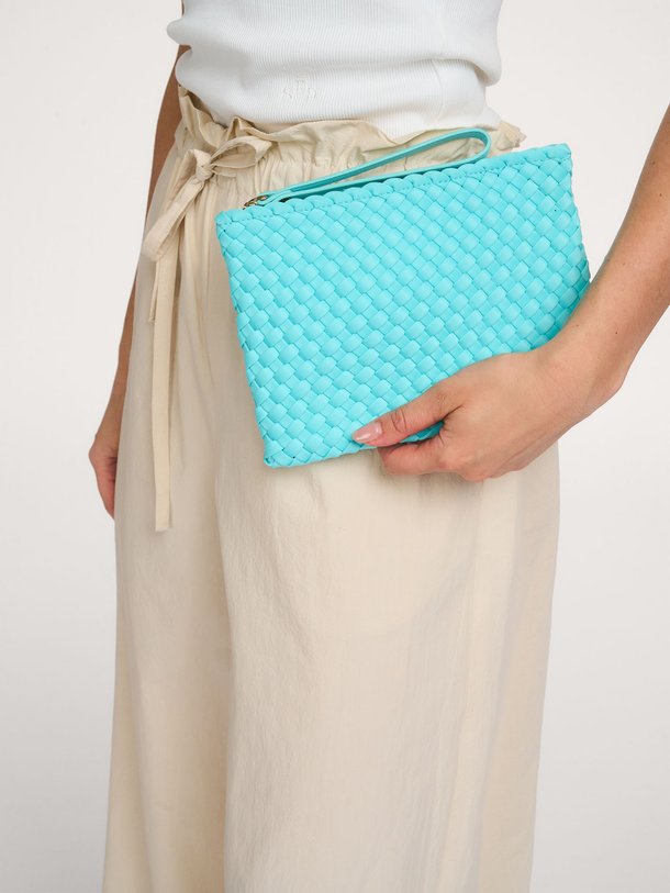 Ontdek de Gevlochten clutch van Marrea in de kleur Turquoise bij Orangebag. Op werkdagen voor 21:45 besteld, morgen in huis.