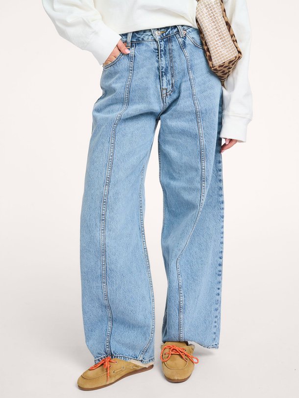 Ontdek de Perl mid waist barrel fit jeans van Bellerose in de kleur Blauw bij Orangebag. Op werkdagen voor 21:45 besteld, morgen in huis.