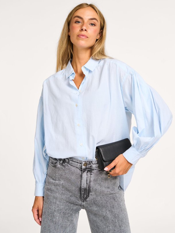 Ontdek de Sarah long katoenen blouse van By-Bar in de kleur lichtblauw bij Orangebag. Op werkdagen voor 21:45 besteld, morgen in huis.