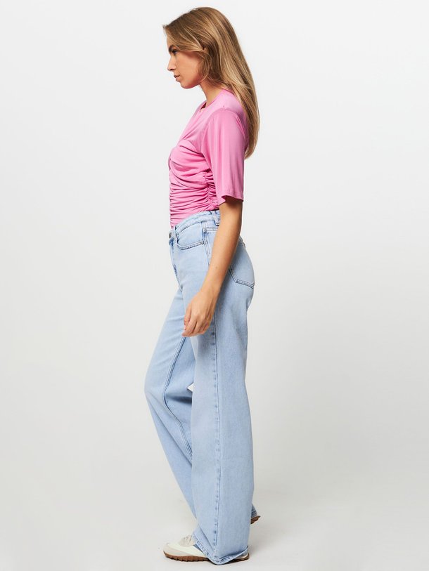 Ontdek de Asha viscose mix top van Gestuz in de kleur roze bij Orangebag. Op werkdagen voor 21:45 besteld, morgen in huis.