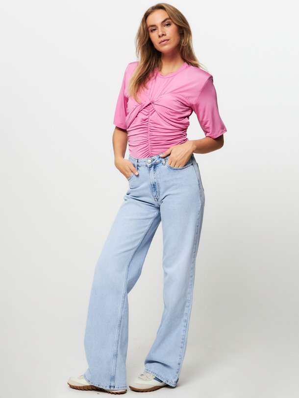 Ontdek de Asha viscose mix top van Gestuz in de kleur roze bij Orangebag. Op werkdagen voor 21:45 besteld, morgen in huis.