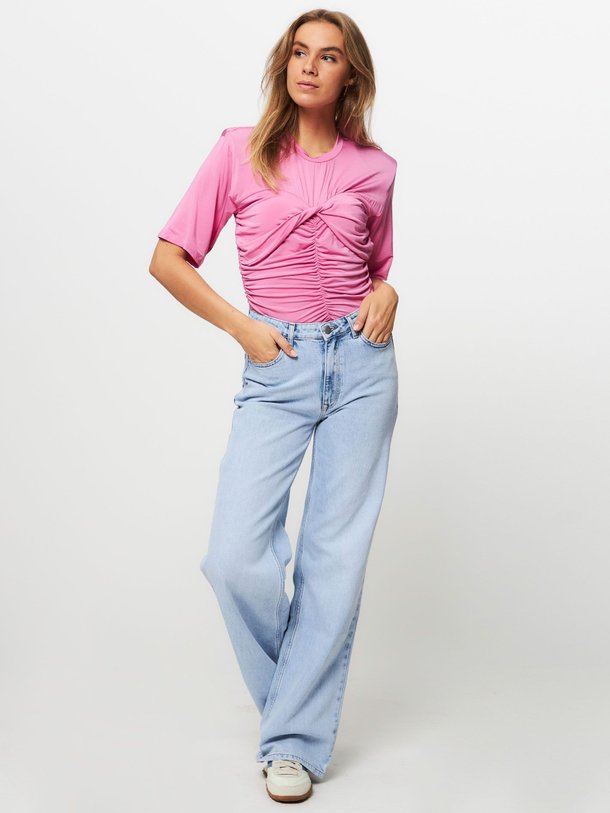 Ontdek de Asha viscose mix top van Gestuz in de kleur roze bij Orangebag. Op werkdagen voor 21:45 besteld, morgen in huis.