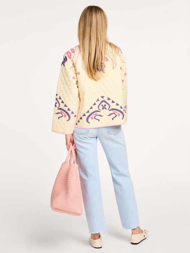 Ontdek de Wilma viscose jasje met dessin van Lollys Laundry in de kleur crème bij Orangebag. Op werkdagen voor 21:45 besteld, morgen in huis.